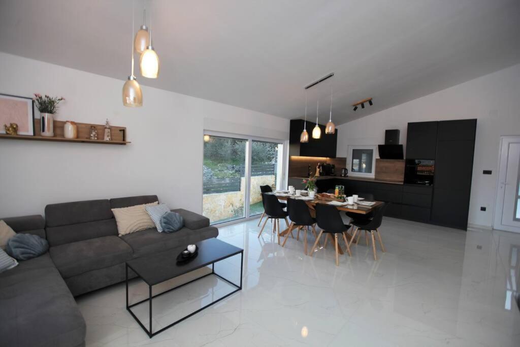 Luxury Villa Lana Apt, Seaview Terrace, Large Outdoor Space, Bbq Trogir Kültér fotó